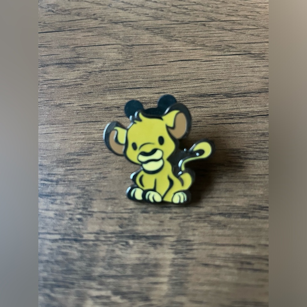 Authentic Simba Disney Trading pin
